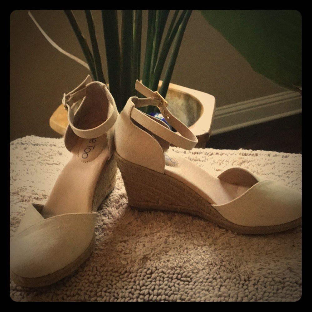 Me Too Blakely cream wedge